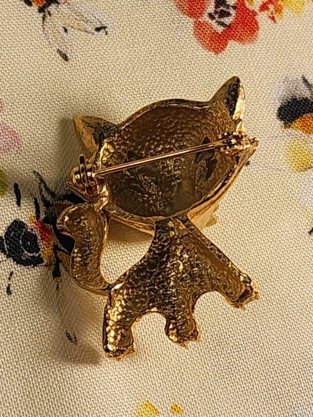 VINTAGE Gold-Tone Cat Brooch With Distinctive Green Rhinestone Eyes